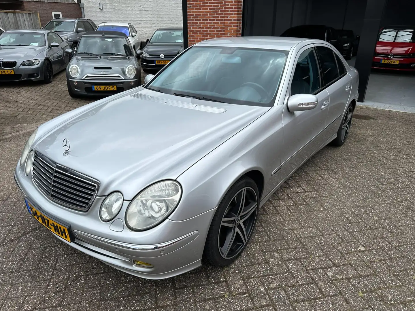 Mercedes-Benz E 200 K. Avantgarde AUTOMAAT-NAVI-CRUISE-PDC-CLIMA Grijs - 2