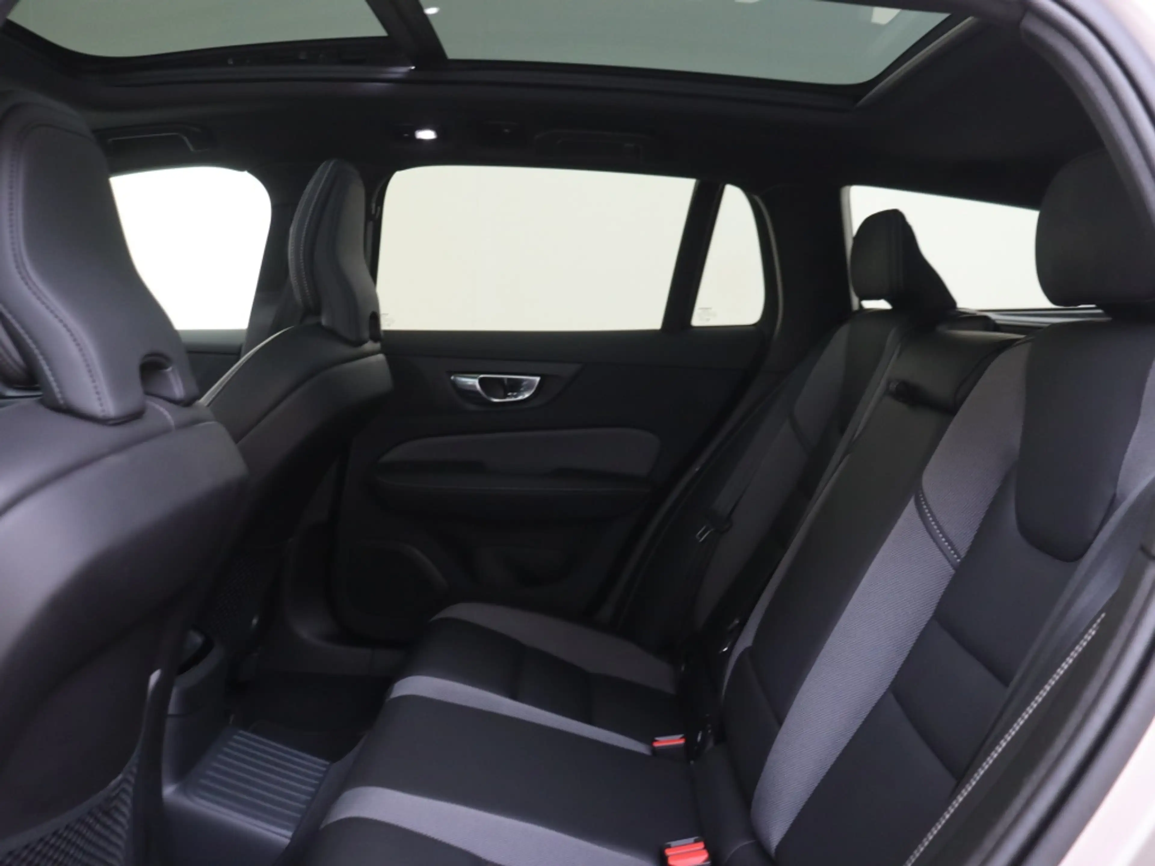 Volvo V60 2.0 T8 AWD + Dark | Trekhaak | 360 Camera | Panora — photo 9