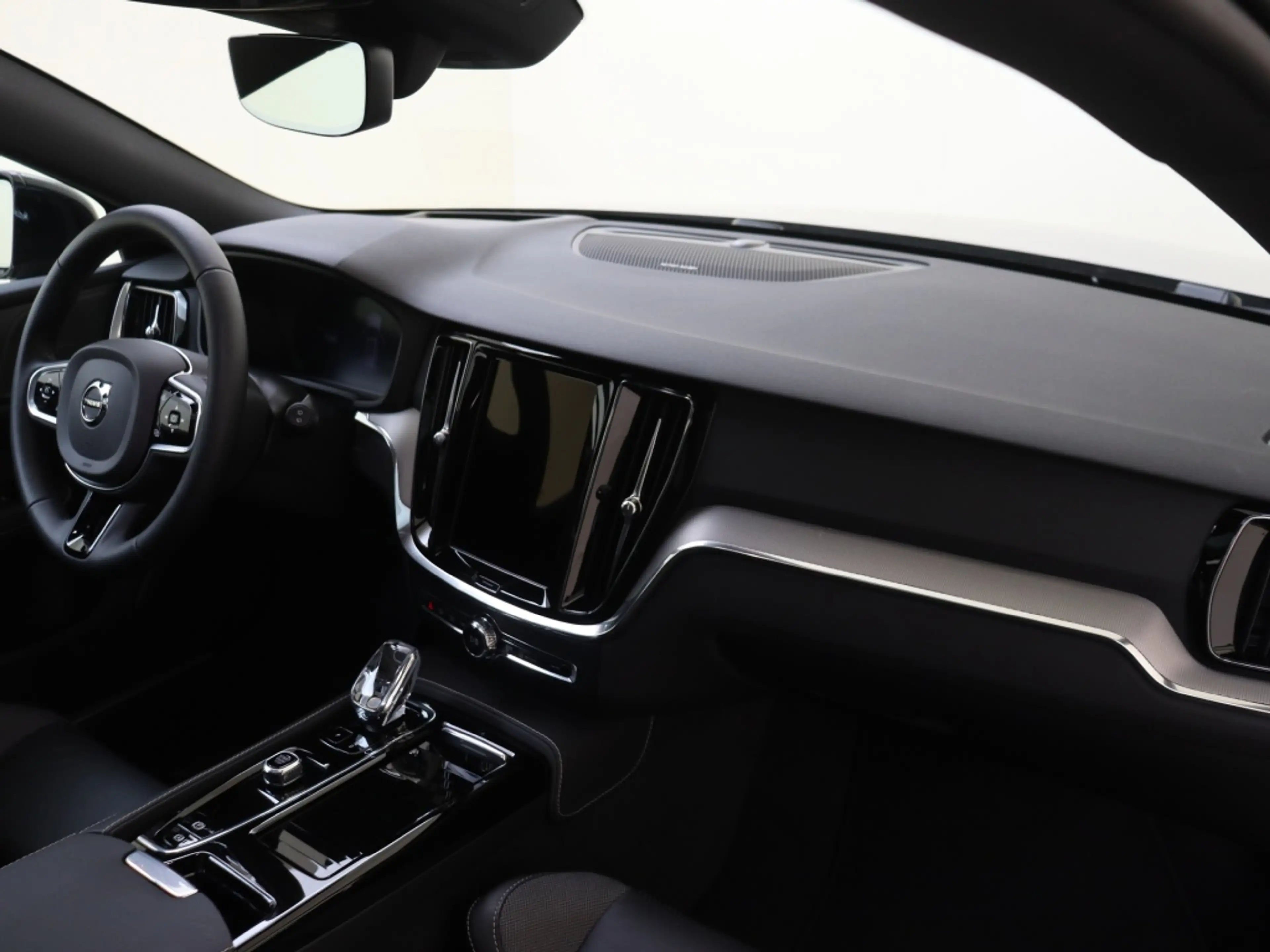 Volvo V60 2.0 T8 AWD + Dark | Trekhaak | 360 Camera | Panora — photo 12
