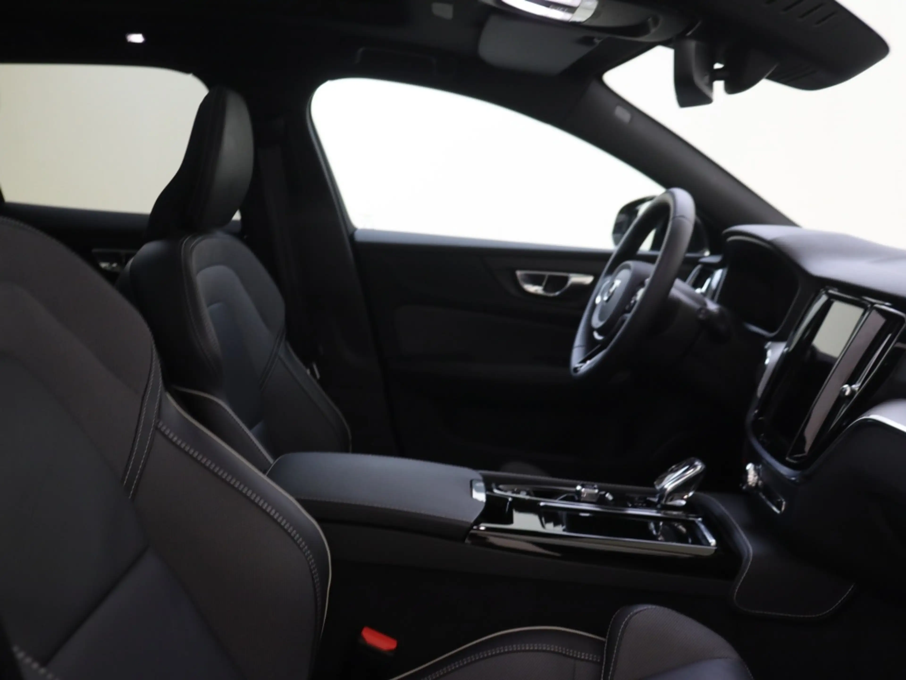 Volvo V60 2.0 T8 AWD + Dark | Trekhaak | 360 Camera | Panora — photo 13