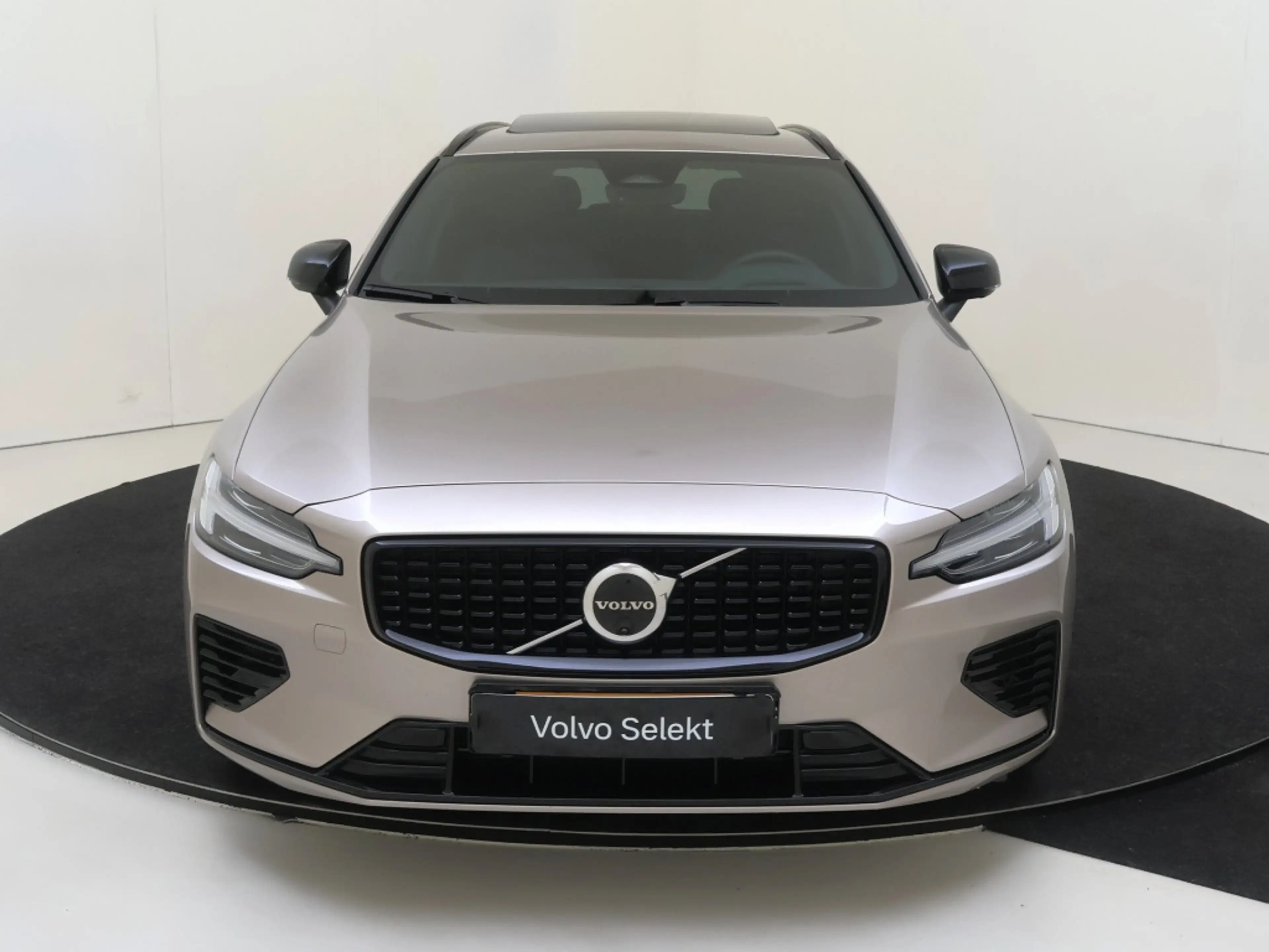 Volvo V60 2.0 T8 AWD + Dark | Trekhaak | 360 Camera | Panora — photo 3