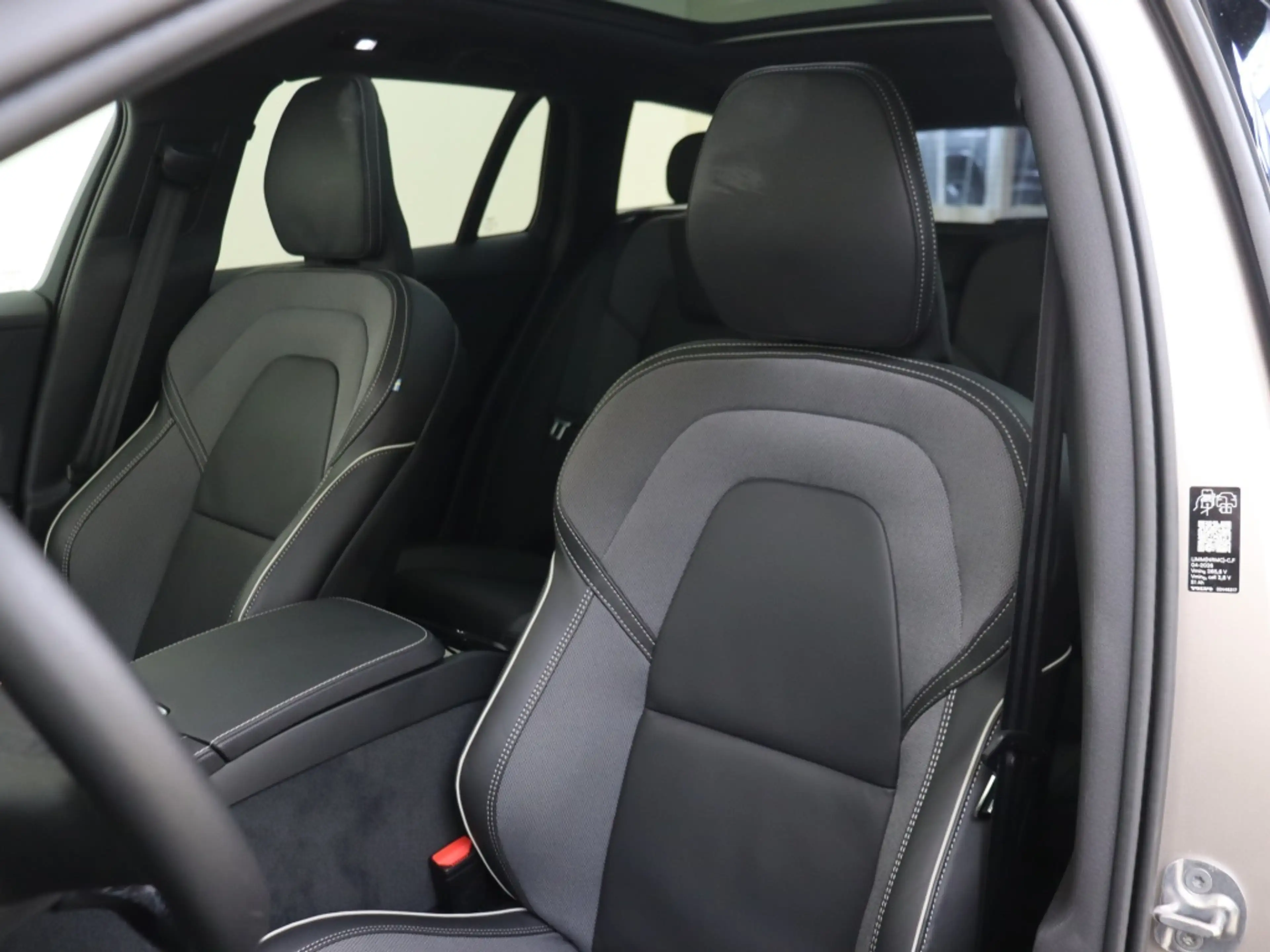 Volvo V60 2.0 T8 AWD + Dark | Trekhaak | 360 Camera | Panora — photo 15