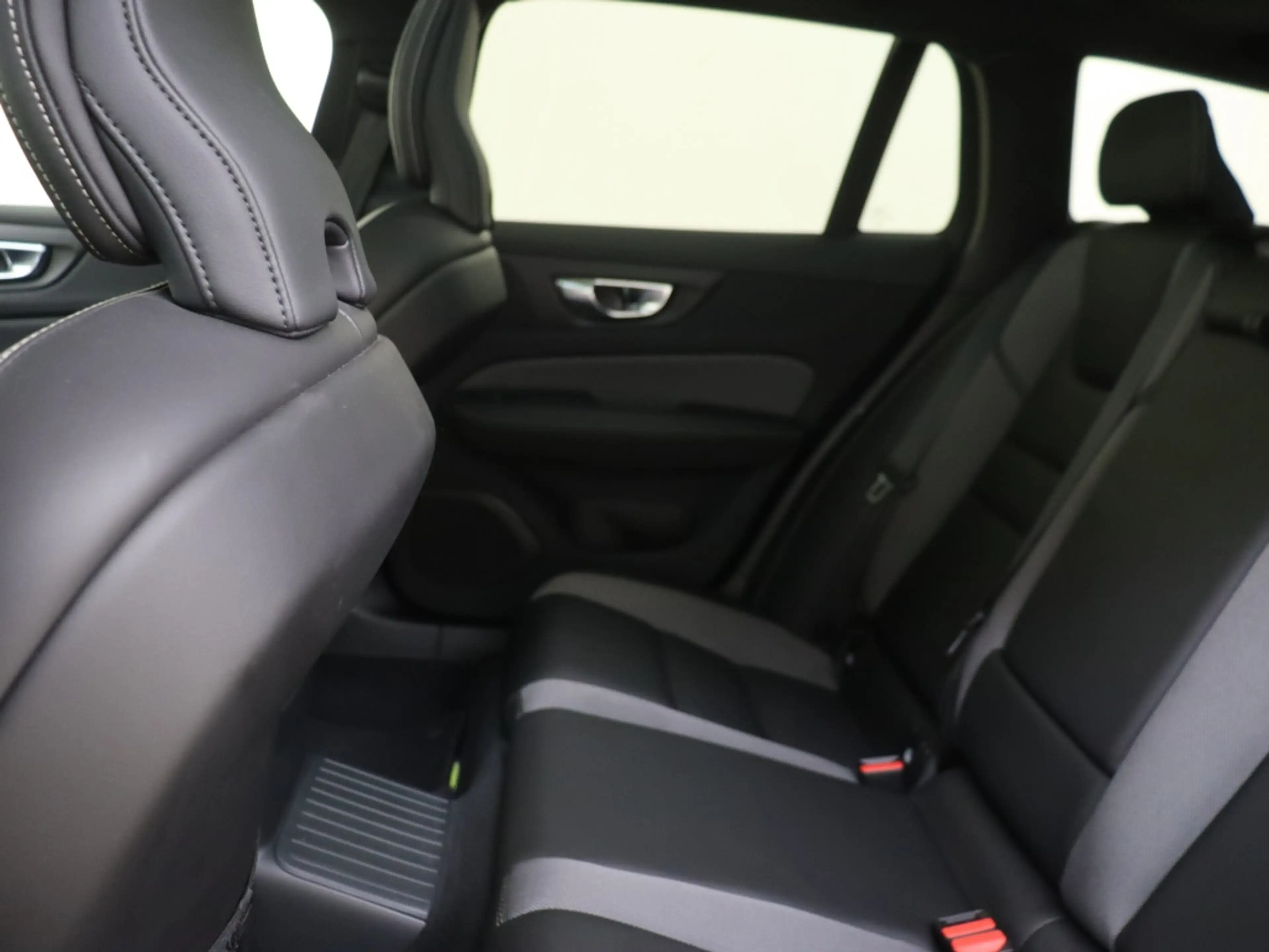 Volvo V60 2.0 T8 AWD + Dark | Trekhaak | 360 Camera | Panora — photo 8