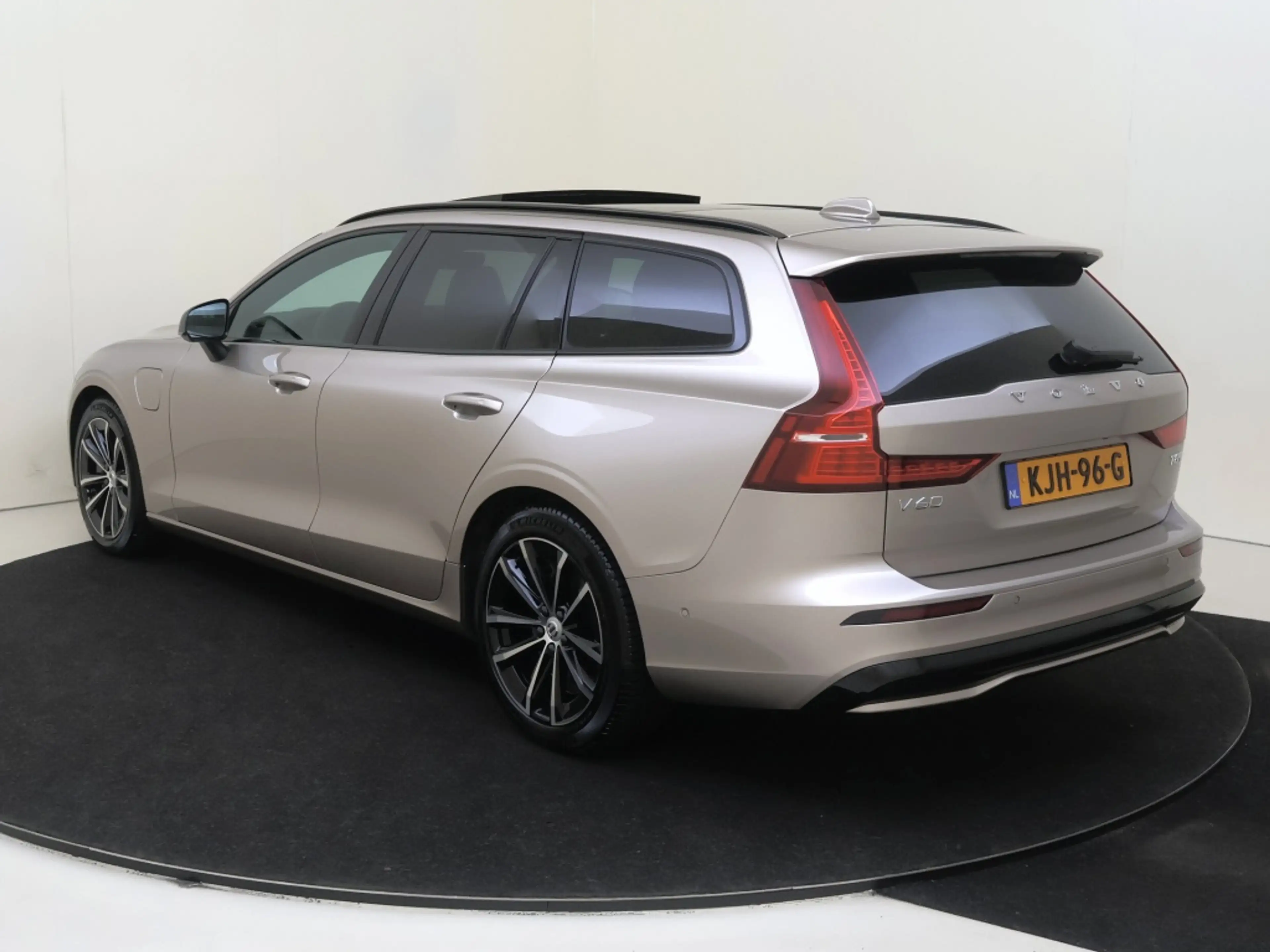 Volvo V60 2.0 T8 AWD + Dark | Trekhaak | 360 Camera | Panora — photo 4