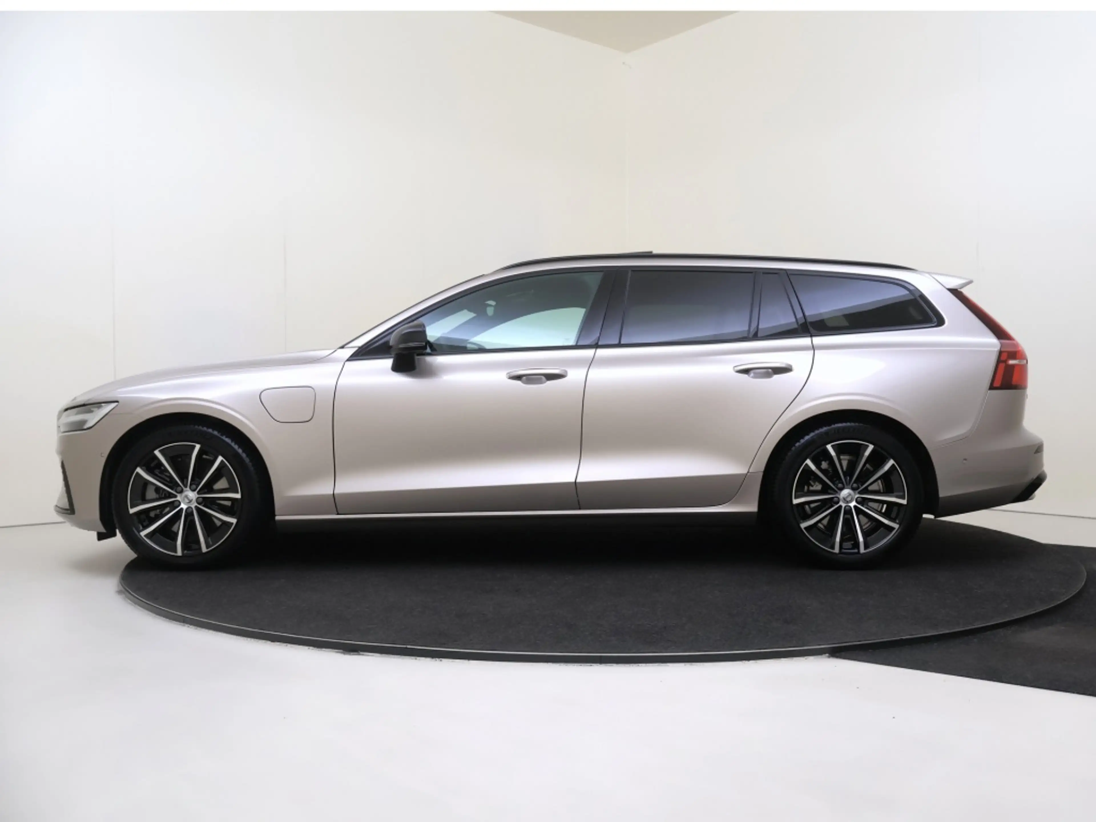 Volvo V60 2.0 T8 AWD + Dark | Trekhaak | 360 Camera | Panora — photo 2