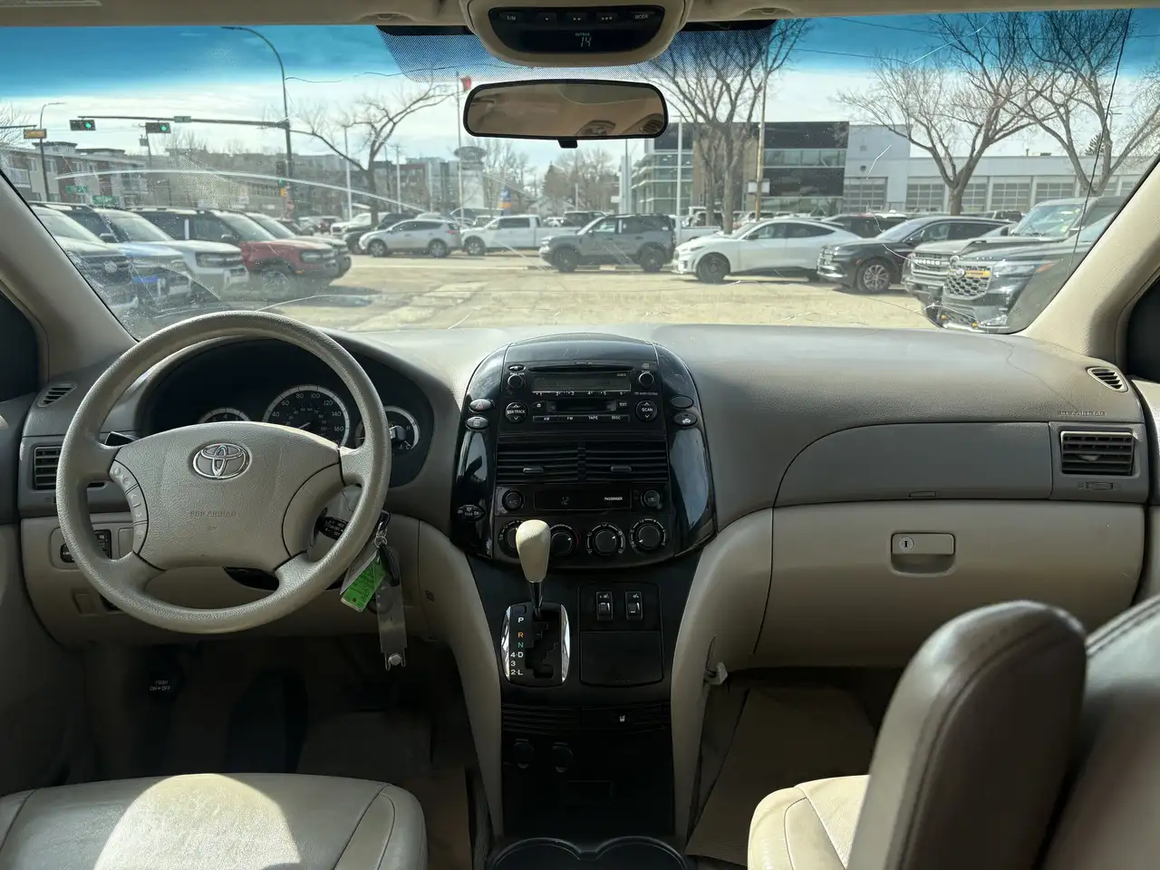 Toyota Sienna снимка Toyota Sienna