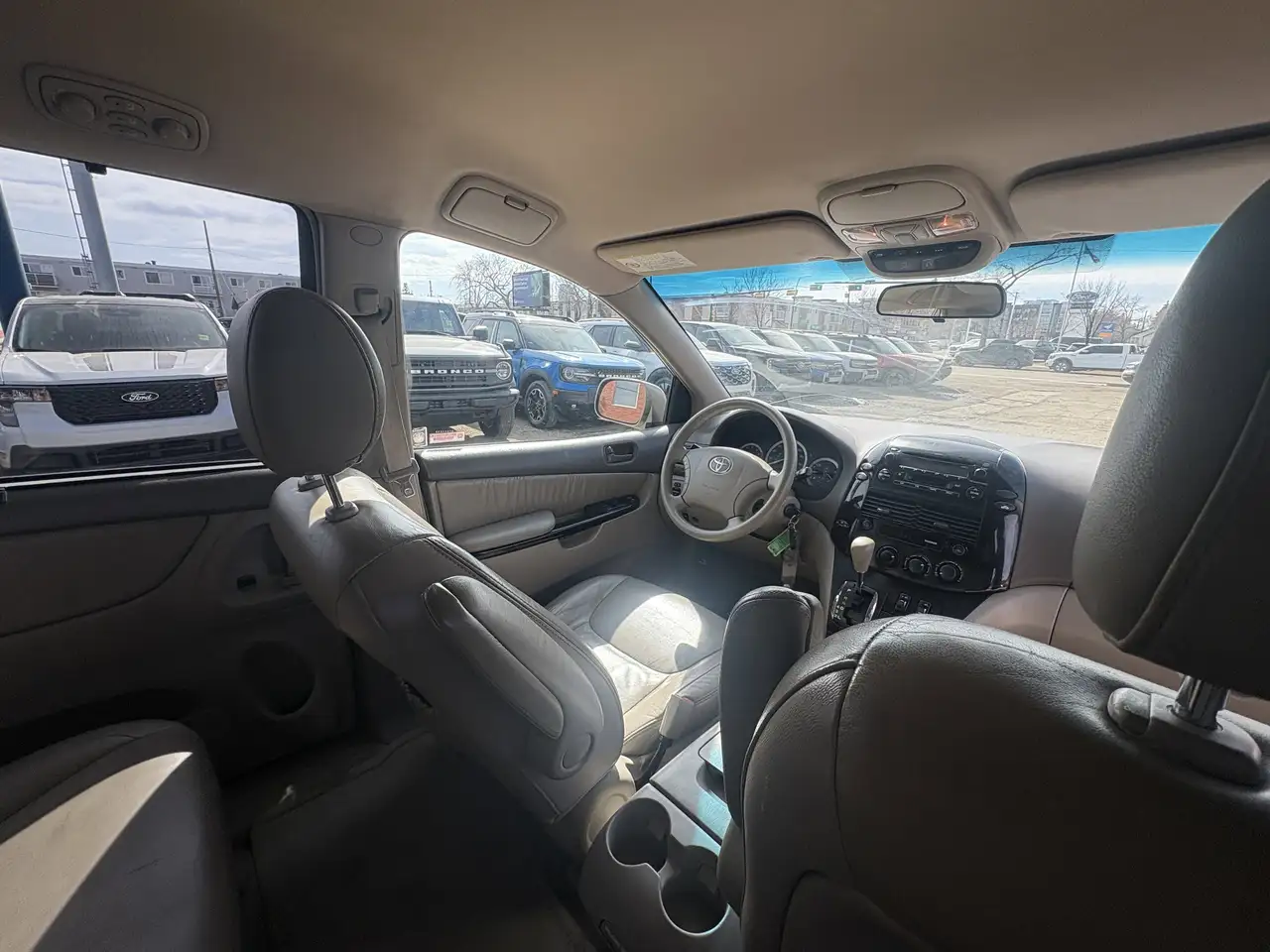 Toyota Sienna снимка Toyota Sienna