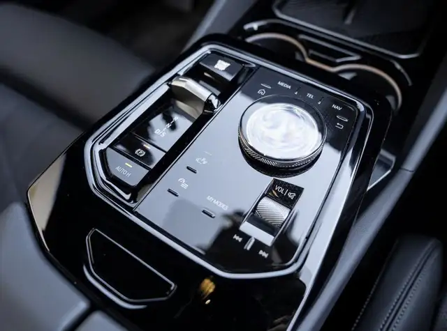 BMW 5 Series view 14
