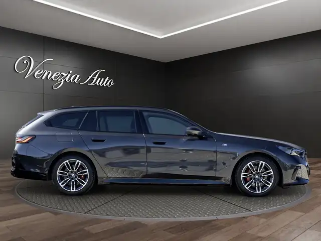BMW 5 Series view 8