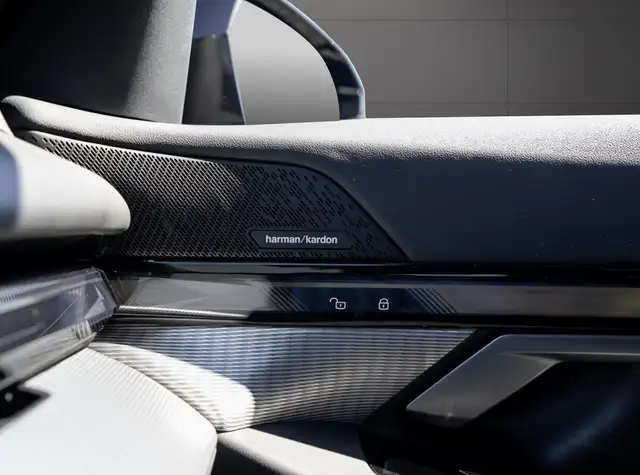 BMW 5 Series view 9