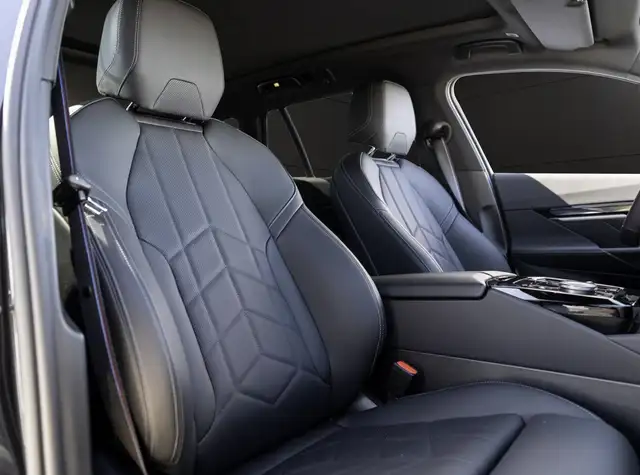 BMW 5 Series view 10
