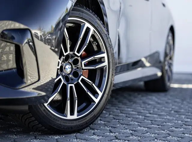 BMW 5 Series view 6