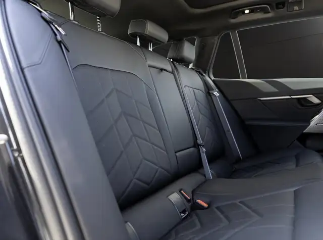 BMW 5 Series view 11