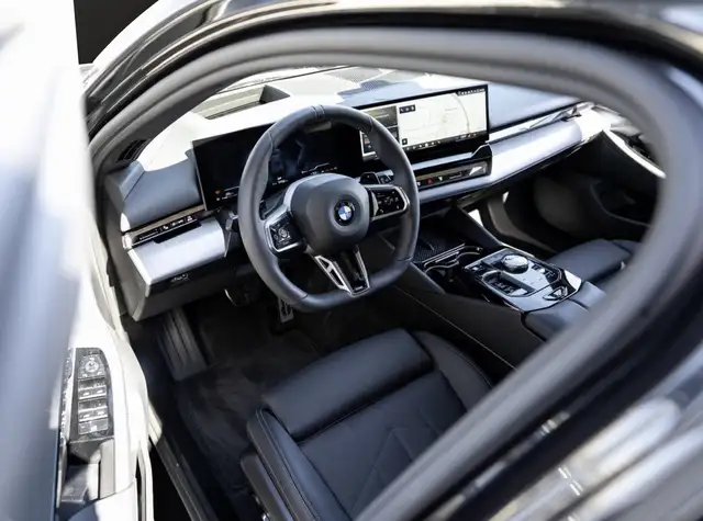 BMW 5 Series view 4