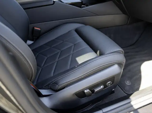BMW 5 Series view 13