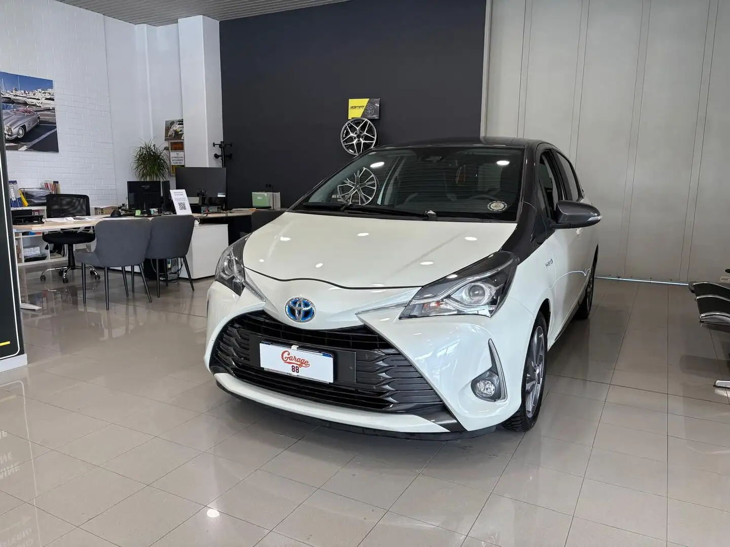 Toyota Yaris 1.5h Active Plus Blanc - 1
