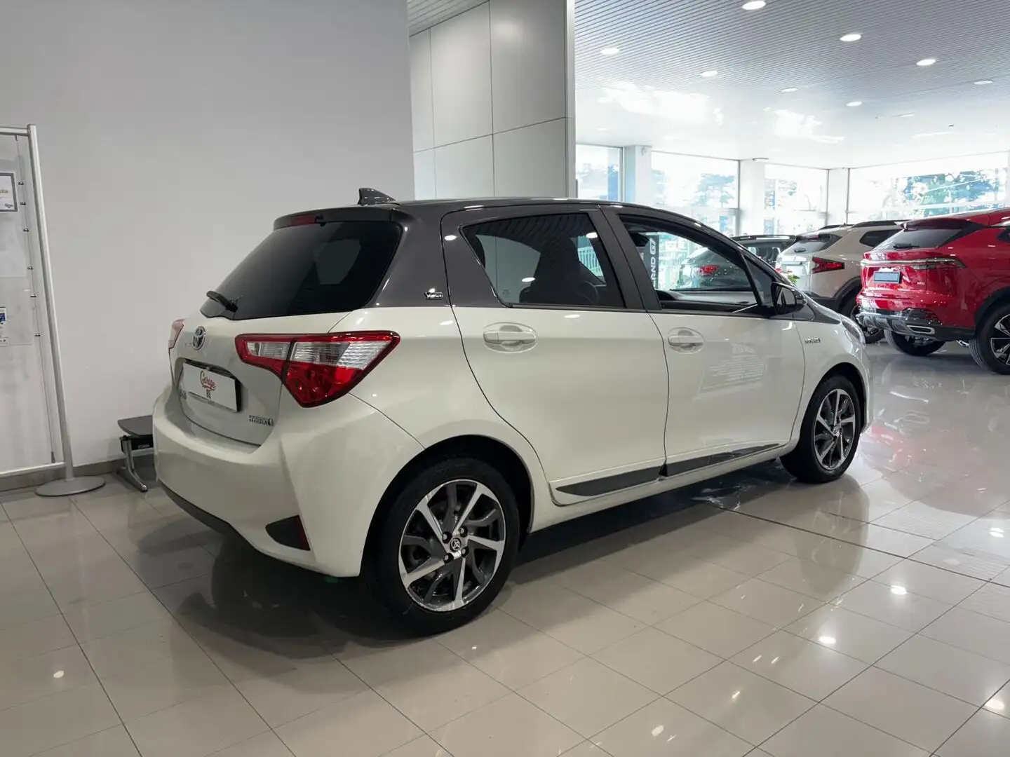 Toyota Yaris 1.5h Active Plus Blanc - 2