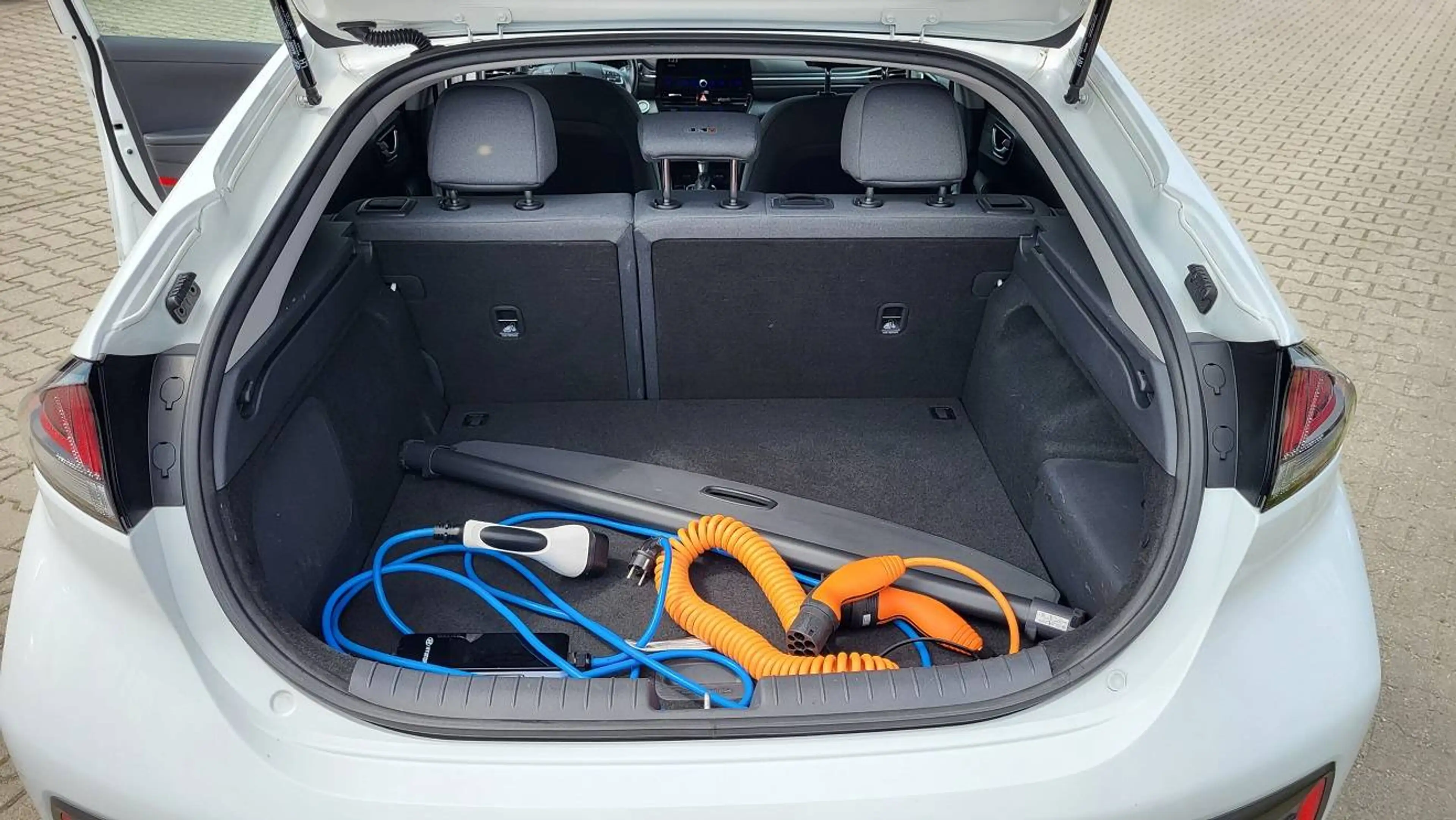 Hyundai IONIQ Style Plug-In Hybrid — photo 11