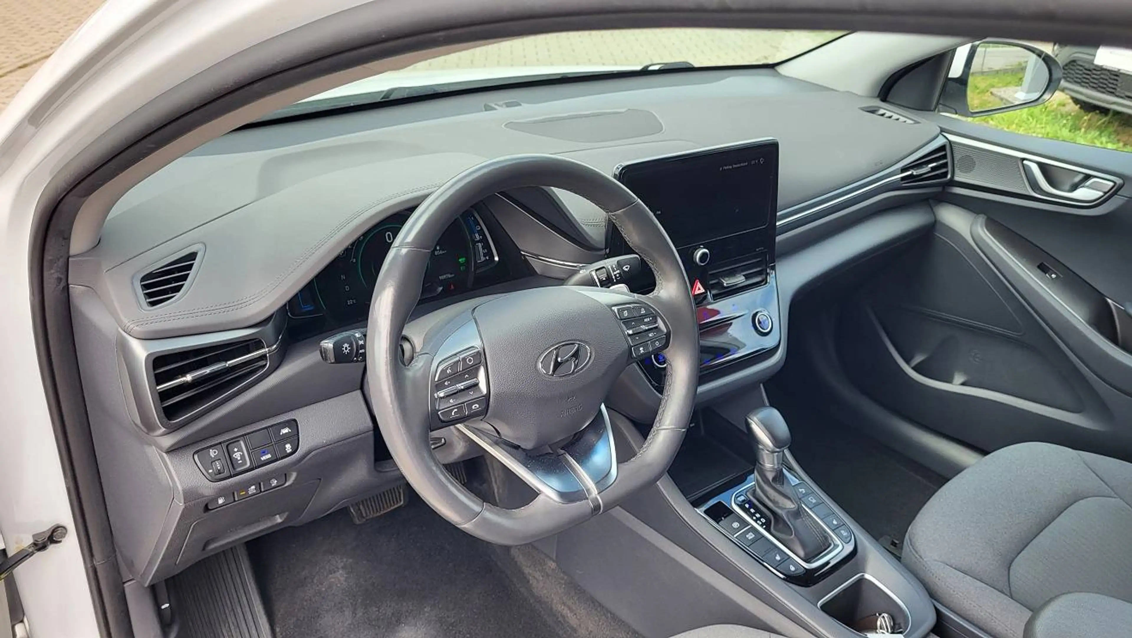 Hyundai IONIQ Style Plug-In Hybrid — photo 9