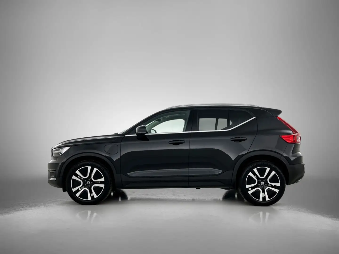 Volvo XC40 1.5 T5 PHEV Inscription | leder | panorama dak Zwart - 2