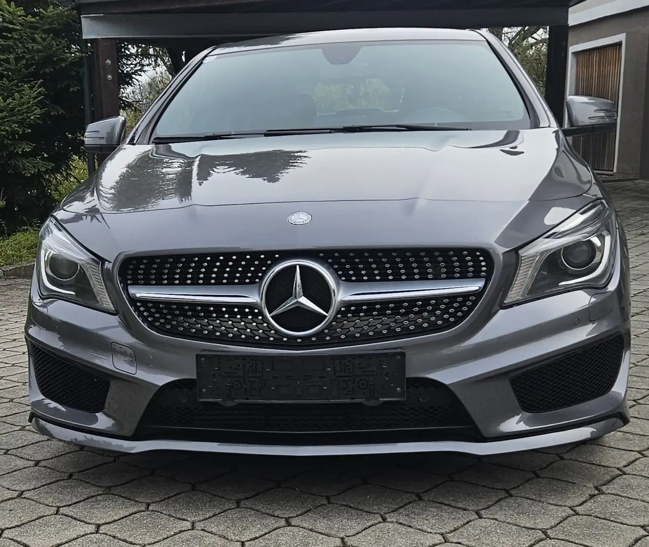 Mercedes-Benz CLA 180 AMG line Grau - 1
