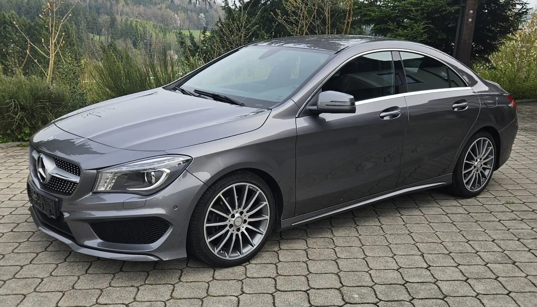 Mercedes-Benz CLA 180 AMG line Grau - 2