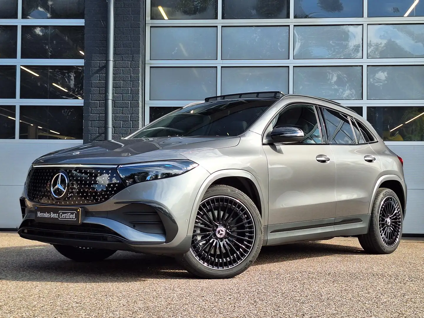 Mercedes-Benz EQA 250 250+ AMG Line 71 kWh | Panoramadak | Trekhaak | Ni Grijs - 2