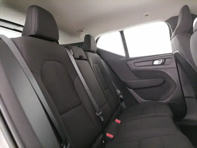 Volvo XC40 view 8