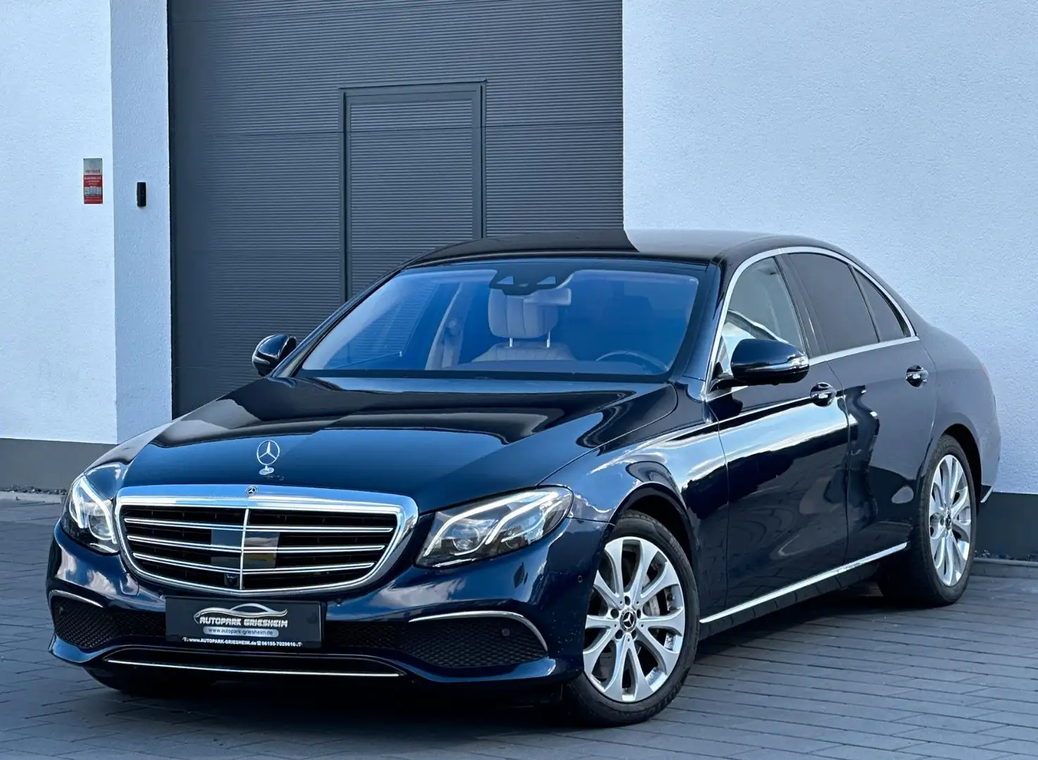 Mercedes-Benz E 400 4Matic Lim.*EXCLUSIVE*COMAND*MASSAGE*360° Blau - 1