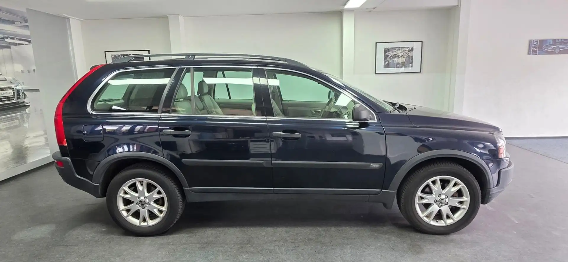 Volvo XC90 2.4D Automatik PDC Leder AHK TÜV 10/2027 Schwarz - 1