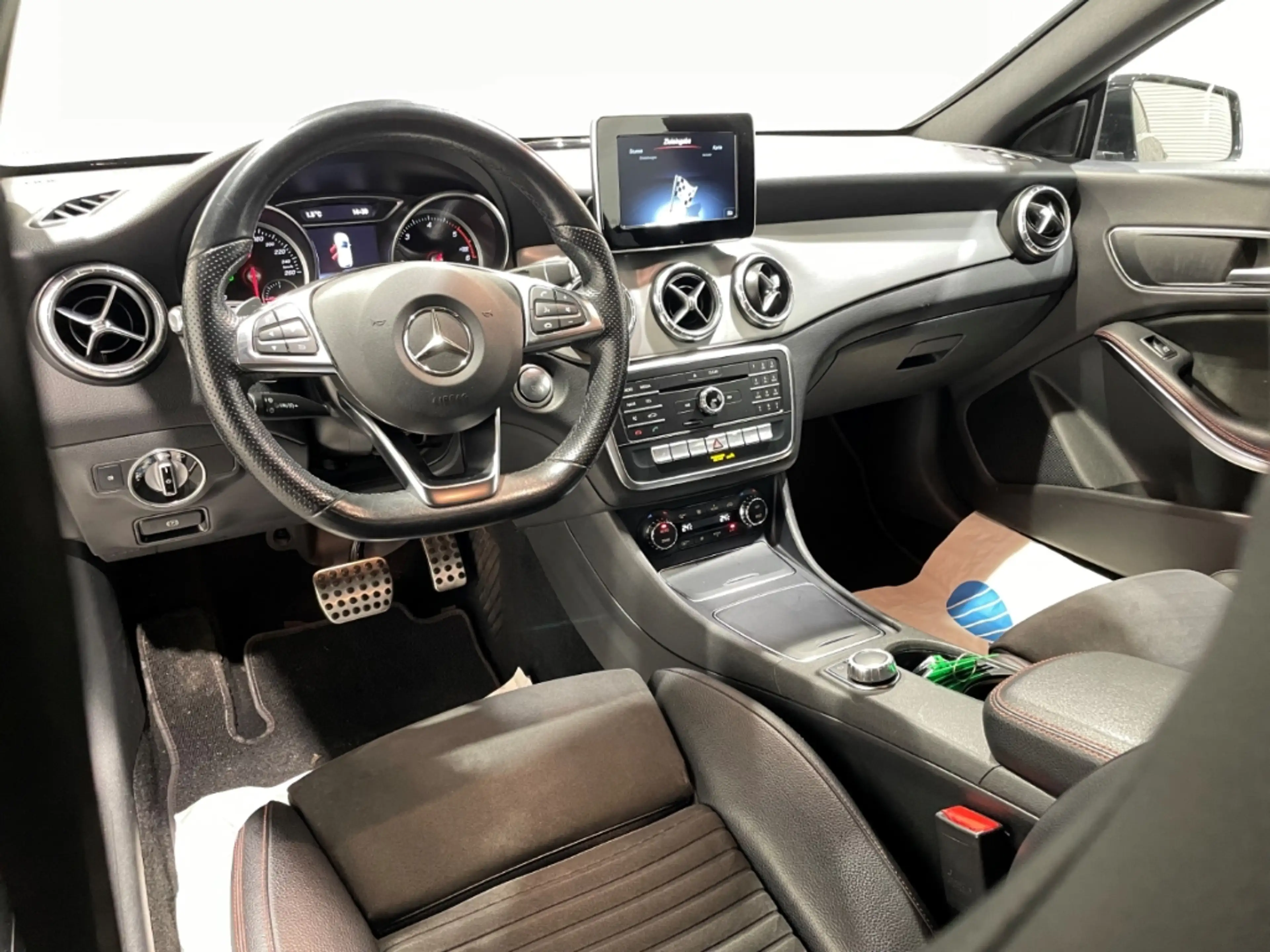 Mercedes-Benz CLA 220 d AMG-Line Automatik EU6 Leder — photo 5