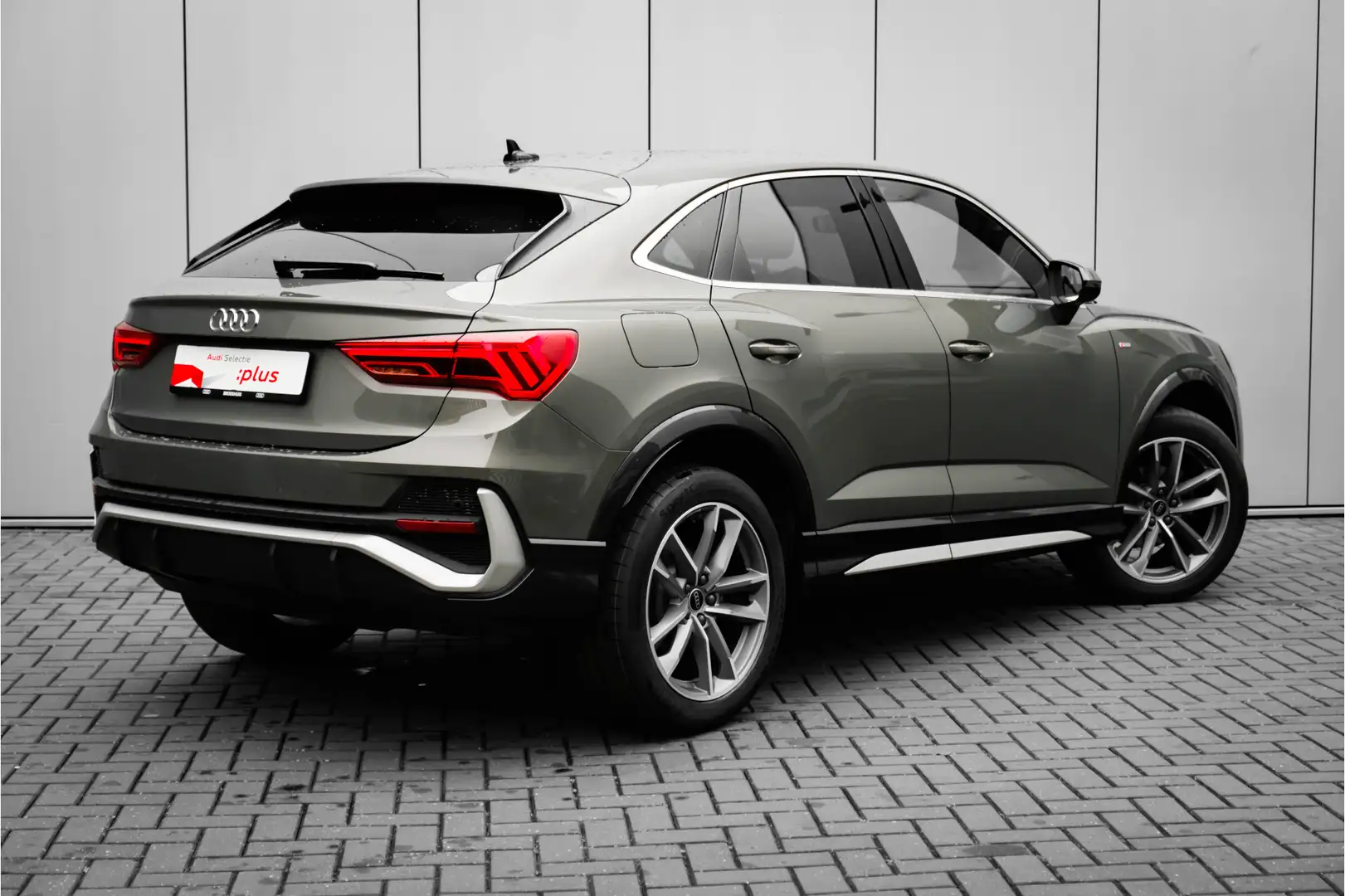 Audi Q3 Sportback 35 TFSI S Edition Competition 150PK | Tr Grijs - 2