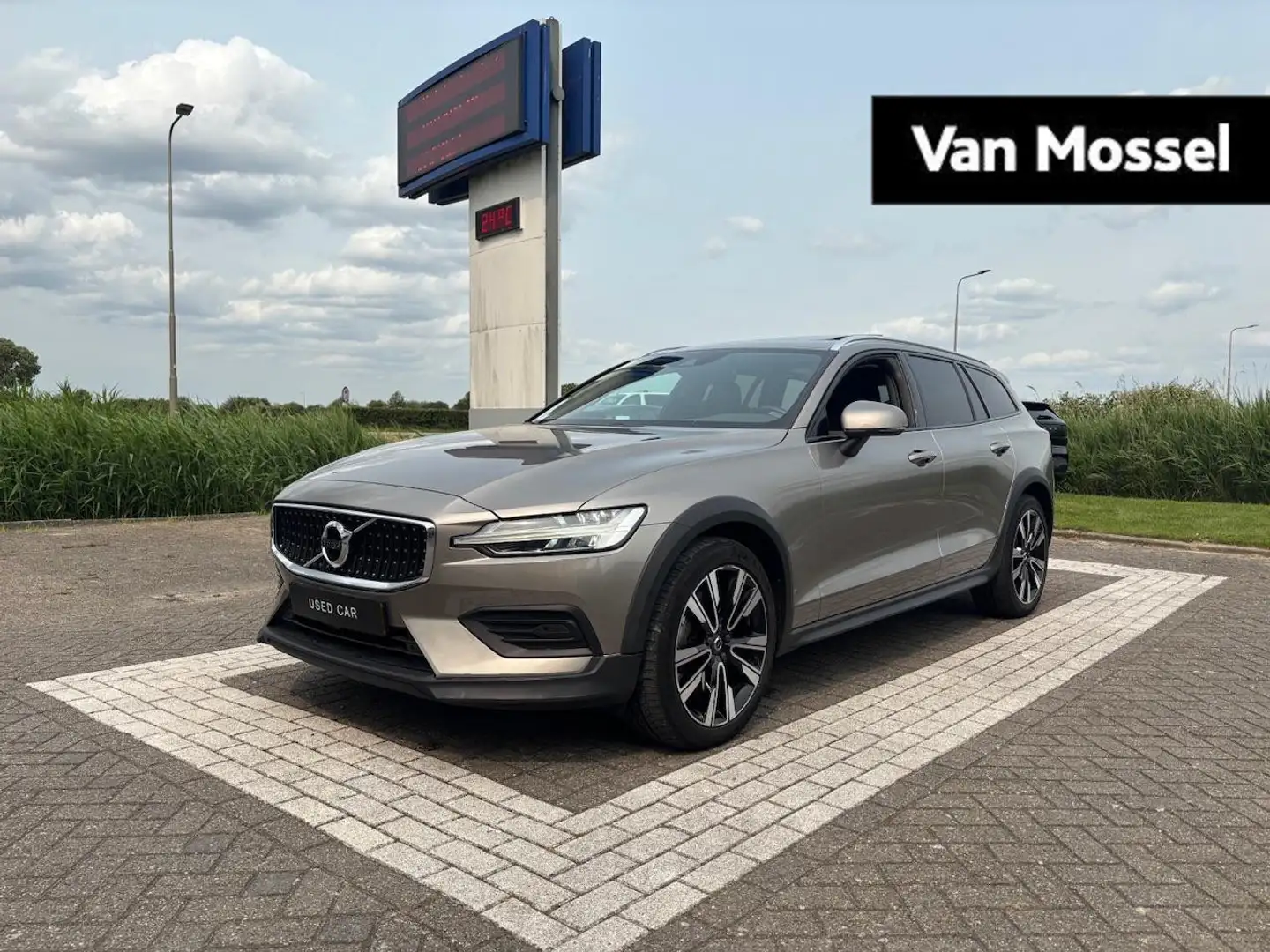 Volvo V60 Cross Country 2.0 T5 AWD Pro | Schuif-/kanteldak | Memorystoelen Сірий - 1