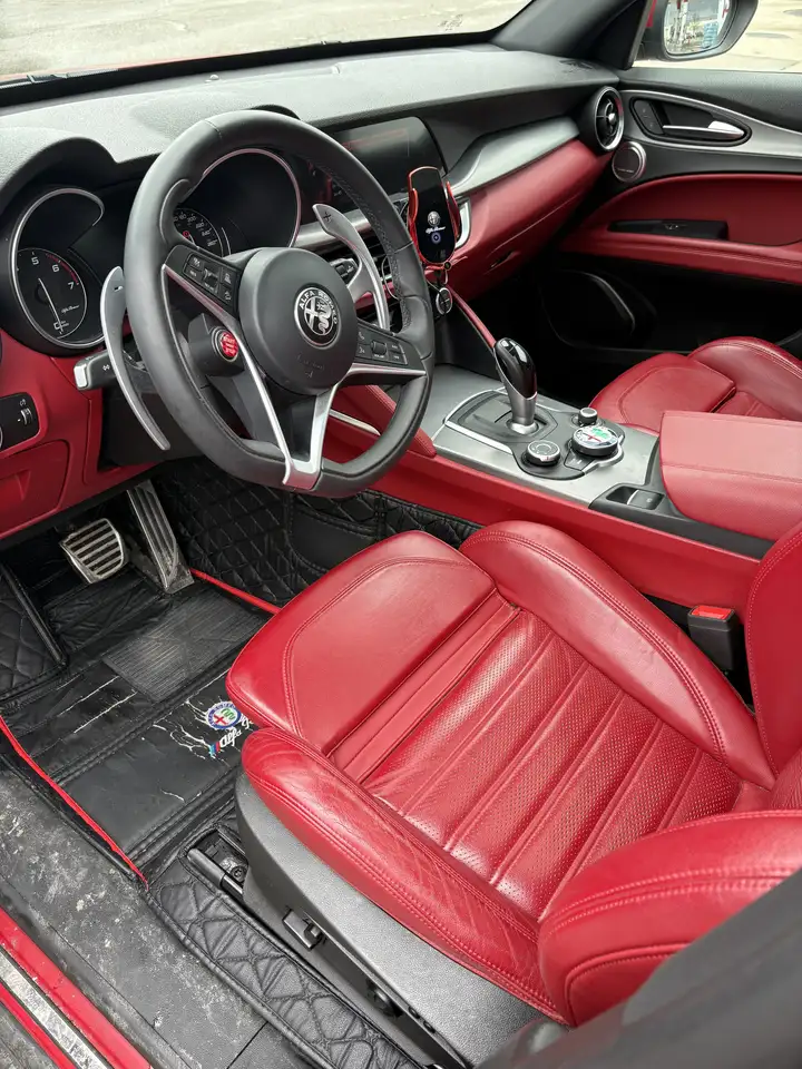 Alfa Romeo Stelvio снимка Alfa Romeo Stelvio