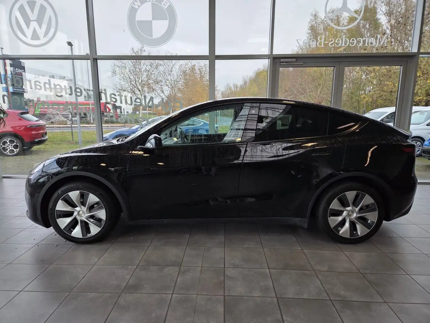 Tesla Model Y Basis RWD Schwarz - 2