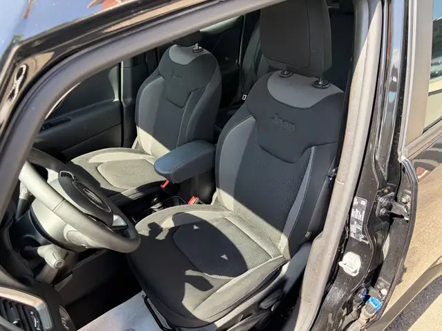 Jeep Renegade view 9