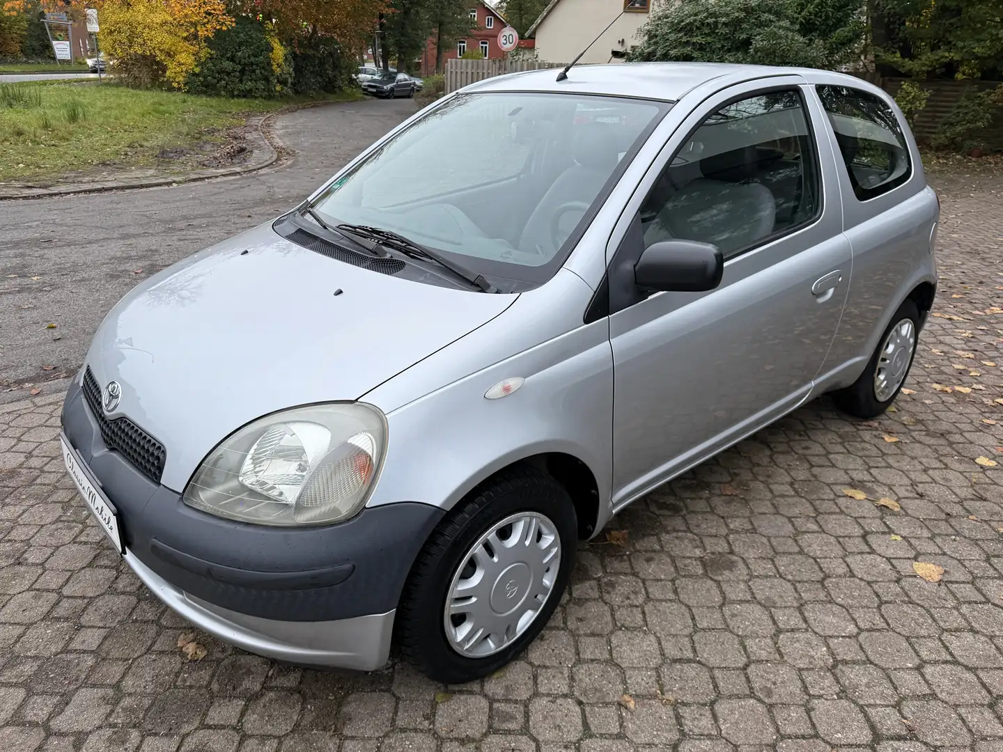 Toyota Yaris 1.0 Linea Terra *nur 18.850 km!*HU neu*1.Hand* Plateado - 2