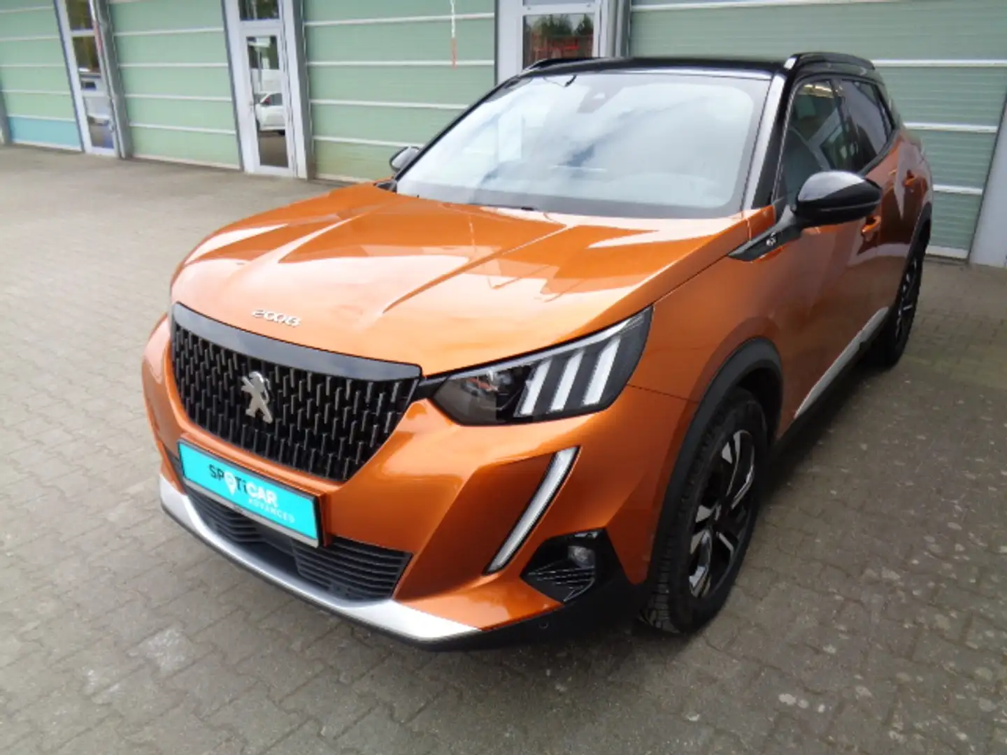 Peugeot 2008 PureTech 130 EAT8 GT Navi Glasdach Full LED Orange - 2
