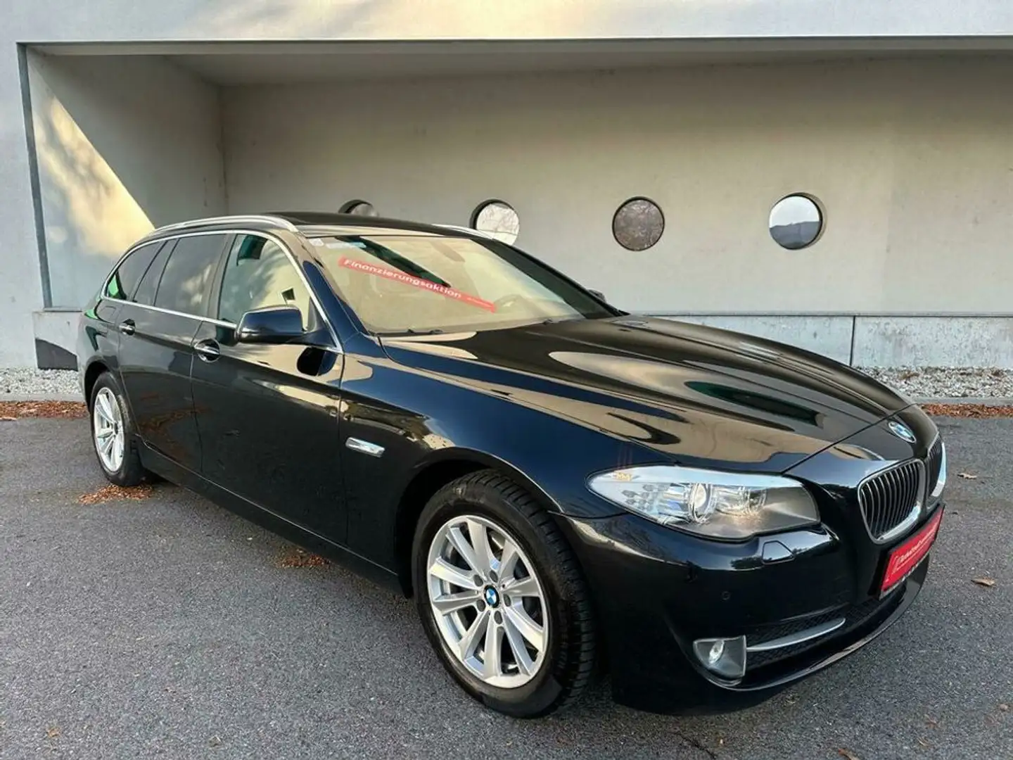 BMW 520 d F11 PANO NAVI SZHZ TEMP Schwarz - 1