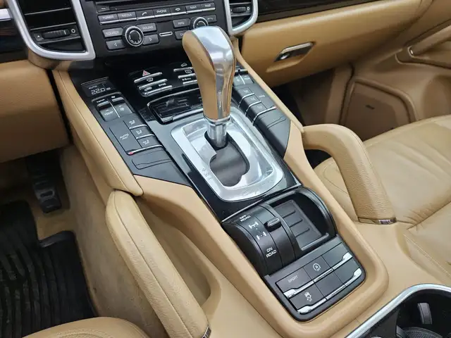 Porsche Cayenne view 16