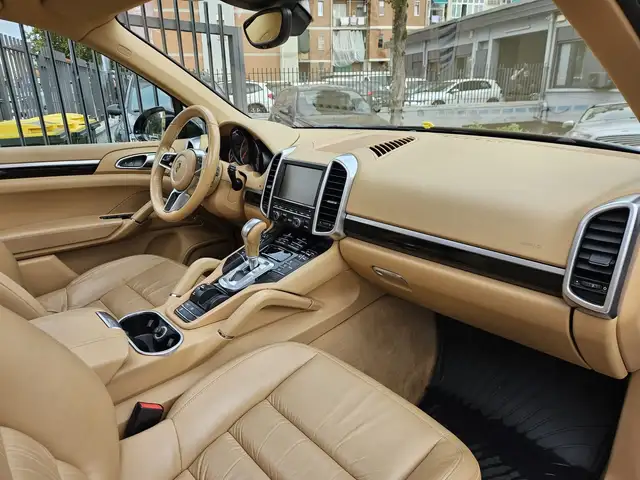 Porsche Cayenne view 11