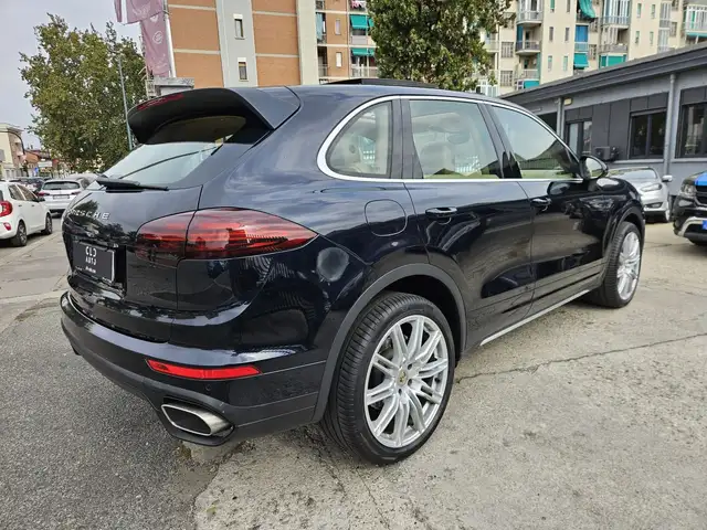 Porsche Cayenne view 4