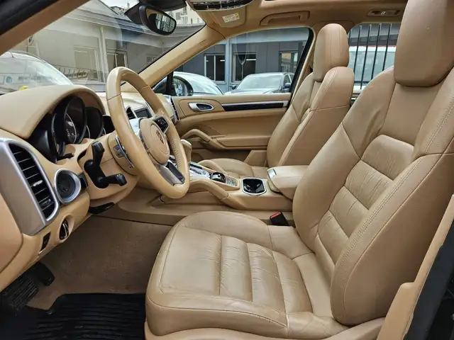 Porsche Cayenne view 8