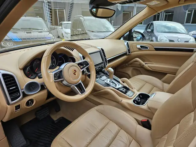 Porsche Cayenne view 7