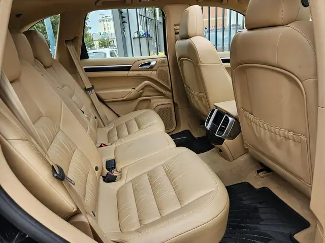 Porsche Cayenne view 13
