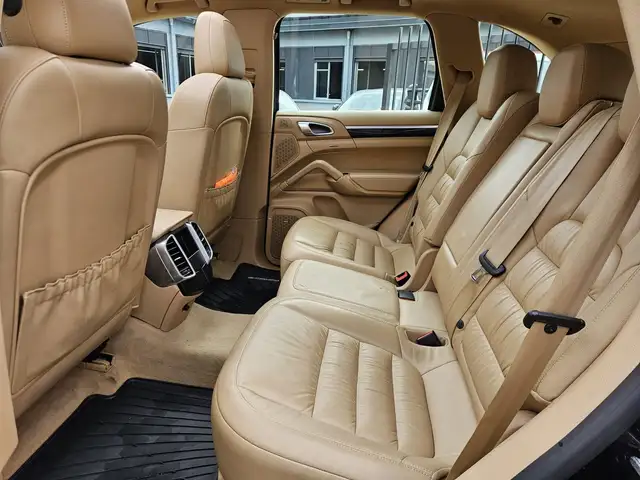 Porsche Cayenne view 9