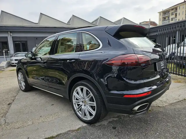 Porsche Cayenne view 6