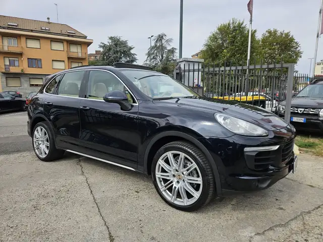 Porsche Cayenne view 3