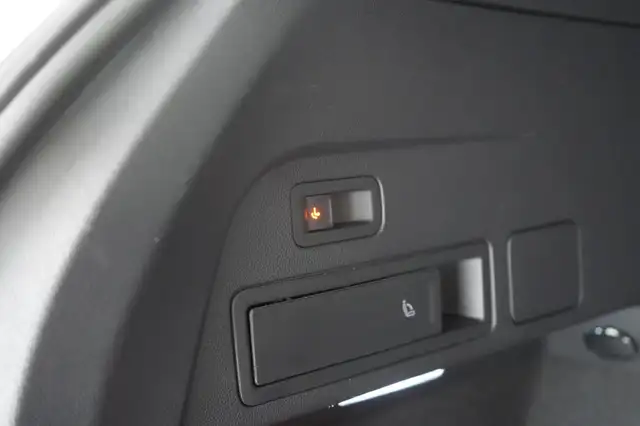 Volkswagen Tiguan Allspace view 9