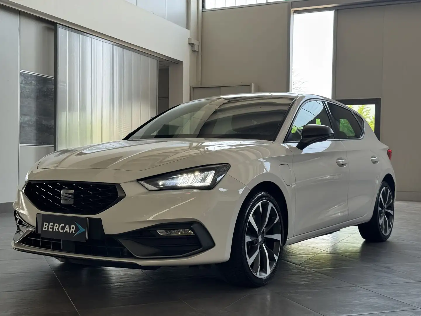 SEAT Leon 1.4 e-HYBRID 204 CV DSG FR Weiß - 1